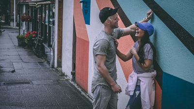 男人靠在女人面前的墙上
